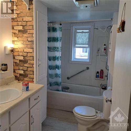 67 St-Placide Street, Alfred, ON - Indoor Photo Showing Kitchen