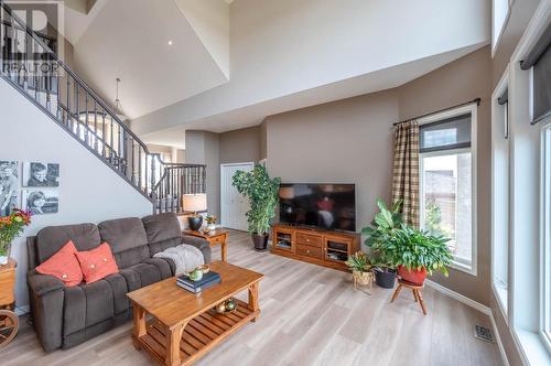 143 Westview Drive, Penticton, BC - Indoor Photo Showing Living Room