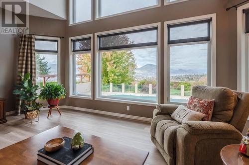 143 Westview Drive, Penticton, BC - Indoor Photo Showing Living Room