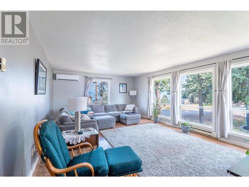 107 Crown Crescent, Vernon, BC - Indoor Photo Showing Living Room
