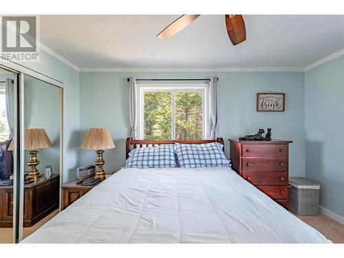 107 Crown Crescent, Vernon, BC - Indoor Photo Showing Bedroom