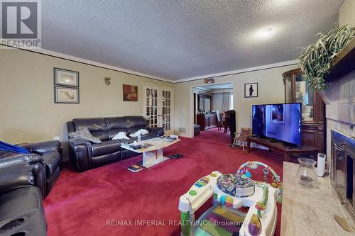 22 Ratcliff Rd, Whitchurch-Stouffville, ON - Indoor Photo Showing Living Room