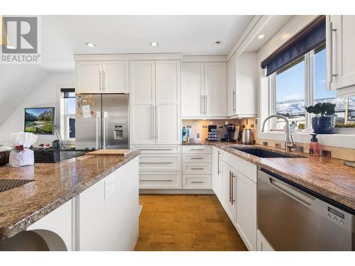 845 Manhattan Drive, Kelowna, BC - Indoor Photo Showing Kitchen With Upgraded Kitchen