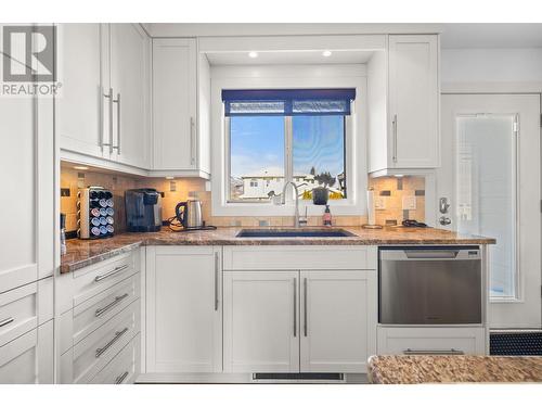 845 Manhattan Drive, Kelowna, BC - Indoor Photo Showing Kitchen