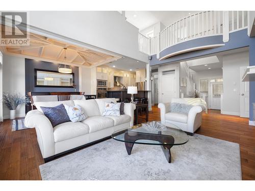 845 Manhattan Drive, Kelowna, BC - Indoor Photo Showing Living Room