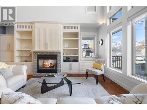 845 Manhattan Drive, Kelowna, BC - Indoor Photo Showing Living Room With Fireplace