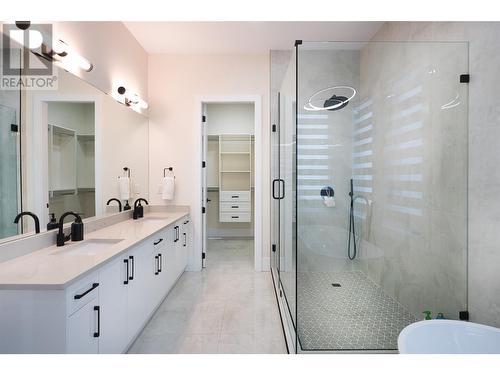 1189 Lone Pine Drive, Kelowna, BC - Indoor Photo Showing Bathroom