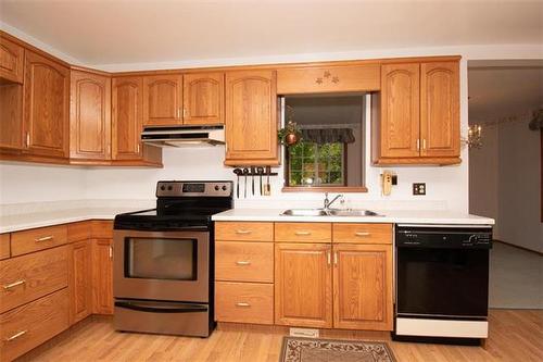 45025 Rd 64 Road W, Portage La Prairie Rm, MB - Indoor Photo Showing Kitchen With Double Sink