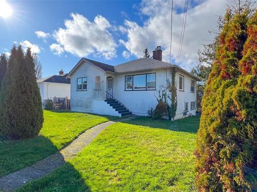 2890 Foul Bay Rd, Saanich, BC - Outdoor