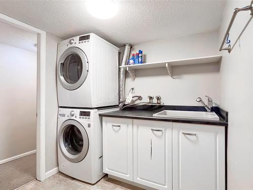 2890 Foul Bay Rd, Saanich, BC - Indoor Photo Showing Laundry Room