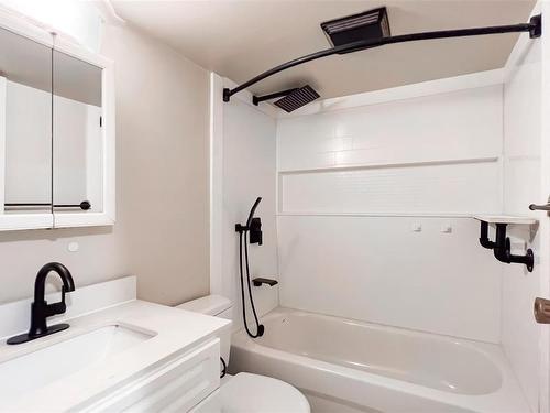 2890 Foul Bay Rd, Saanich, BC - Indoor Photo Showing Bathroom
