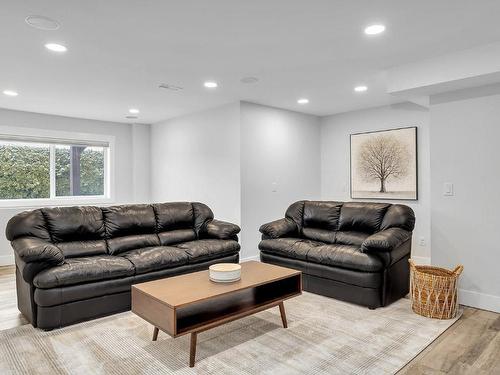 3010 Thacker Drive, West Kelowna, BC - Indoor Photo Showing Living Room
