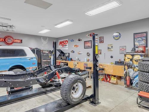 3010 Thacker Drive, West Kelowna, BC - Indoor Photo Showing Garage