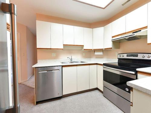 207-320 Brandon Avenue, Penticton, BC - Indoor Photo Showing Kitchen With Double Sink