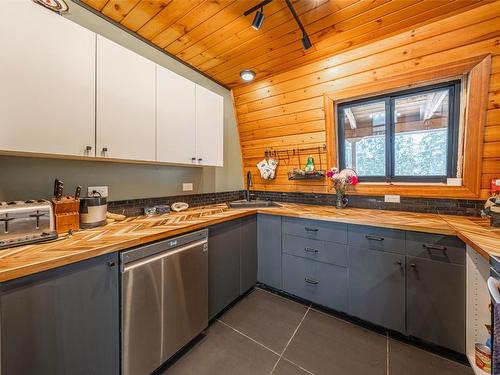 232 Highway 97B Highway, Enderby, BC - Indoor Photo Showing Kitchen