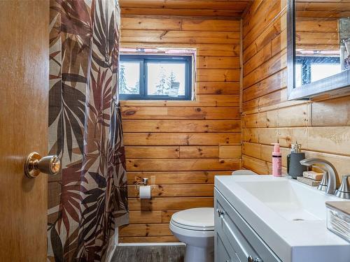 232 Highway 97B Highway, Enderby, BC - Indoor Photo Showing Bathroom