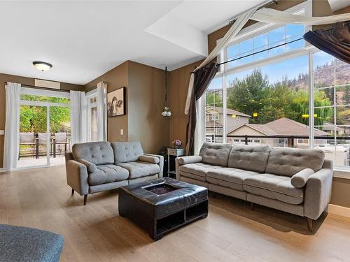 2160 Shelby Crescent, West Kelowna, BC - Indoor Photo Showing Living Room