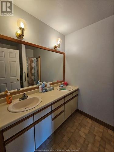 1 Squire St, Sackville, NB - Indoor Photo Showing Bathroom