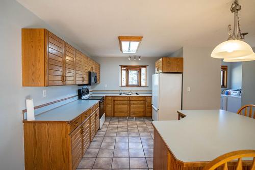 6198 Highway 3/93, Cranbrook, BC - Indoor Photo Showing Kitchen With Double Sink