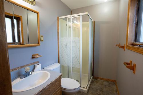 6198 Highway 3/93, Cranbrook, BC - Indoor Photo Showing Bathroom