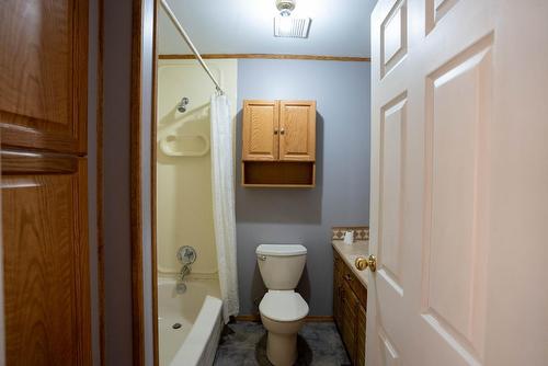6198 Highway 3/93, Cranbrook, BC - Indoor Photo Showing Bathroom