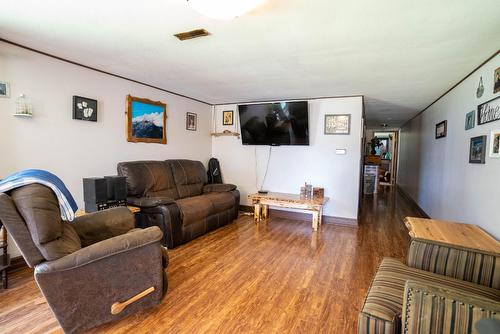6198 Highway 3/93, Cranbrook, BC - Indoor Photo Showing Living Room