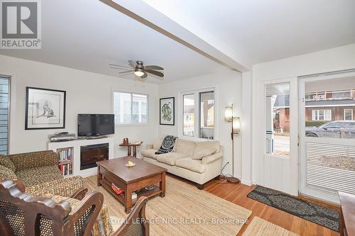 401 Maplewood Avenue, Fort Erie, ON - Indoor Photo Showing Living Room