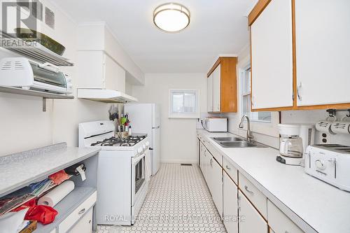 401 Maplewood Avenue, Fort Erie, ON - Indoor Photo Showing Kitchen With Double Sink