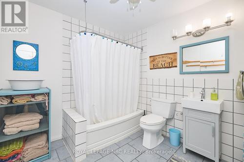 401 Maplewood Avenue, Fort Erie, ON - Indoor Photo Showing Bathroom
