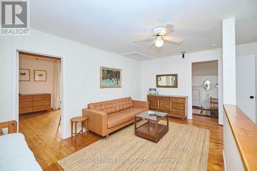 401 Maplewood Ave, Fort Erie, ON - Indoor Photo Showing Living Room