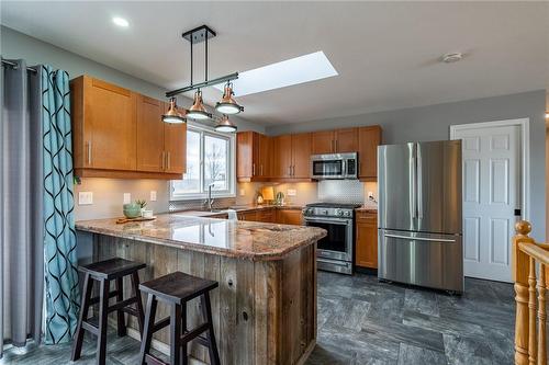 9556 David Street, West Lincoln, ON - Indoor Photo Showing Kitchen With Stainless Steel Kitchen