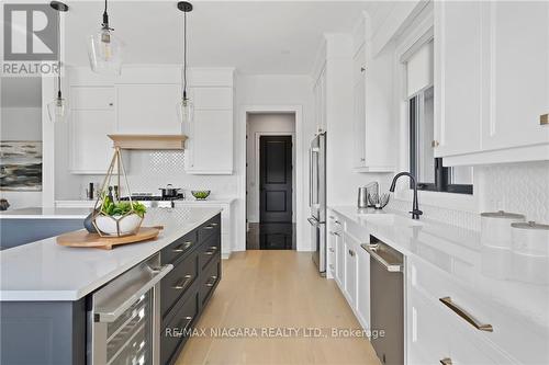 6506 Lucia Drive, Niagara Falls, ON - Indoor Photo Showing Kitchen With Upgraded Kitchen