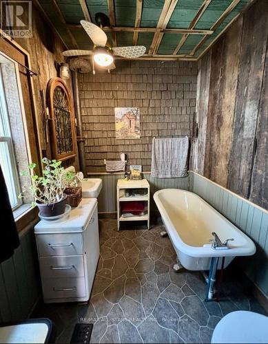498 Eldon Station Road, Kawartha Lakes, ON - Indoor Photo Showing Bathroom