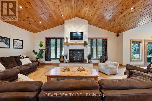 1559 York Road, Niagara-On-The-Lake, ON - Indoor Photo Showing Living Room With Fireplace