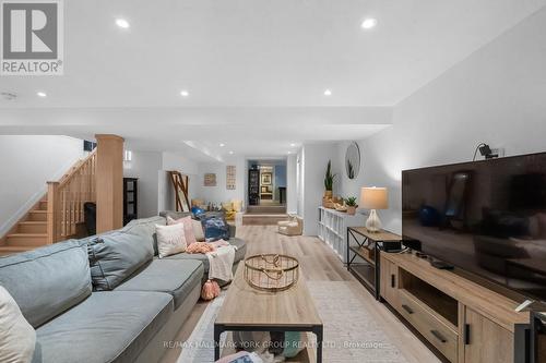 119 Richmond Street, Richmond Hill, ON - Indoor Photo Showing Living Room