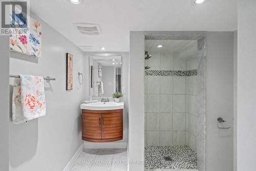 119 Richmond St, Richmond Hill, ON - Indoor Photo Showing Bathroom