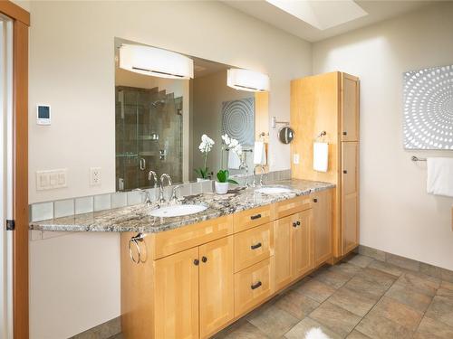 434 Viewcrest Road, Kelowna, BC - Indoor Photo Showing Bathroom