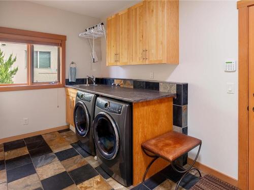 434 Viewcrest Road, Kelowna, BC - Indoor Photo Showing Laundry Room