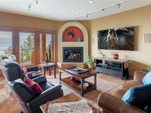 434 Viewcrest Road, Kelowna, BC - Indoor Photo Showing Living Room With Fireplace
