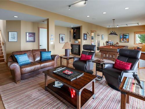 434 Viewcrest Road, Kelowna, BC - Indoor Photo Showing Living Room