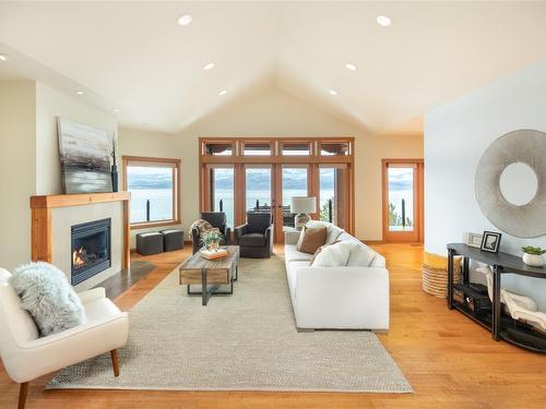 434 Viewcrest Road, Kelowna, BC - Indoor Photo Showing Living Room With Fireplace