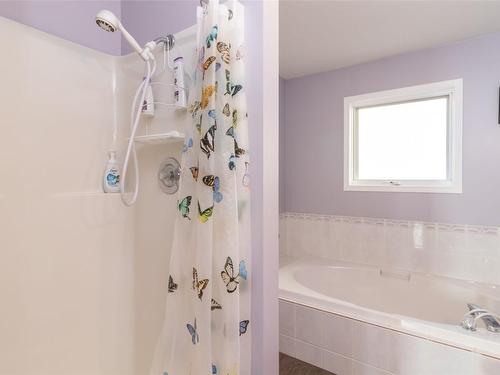 50-6400 Spencer Road, Kelowna, BC - Indoor Photo Showing Bathroom