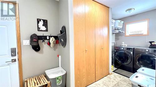800 Mckenzie Street N, Outlook, SK - Indoor Photo Showing Laundry Room
