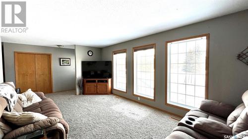 800 Mckenzie Street N, Outlook, SK - Indoor Photo Showing Living Room
