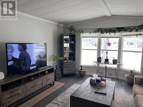 1056 Maple Heights Road, Quesnel, BC - Indoor Photo Showing Living Room