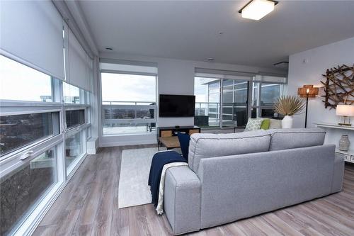 270 Degrees of Panoramic Views! - 479 Charlton Avenue E|Unit #605, Hamilton, ON - Indoor Photo Showing Living Room