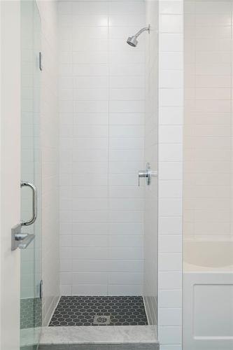 Has a Separate Shower - 479 Charlton Avenue E|Unit #605, Hamilton, ON - Indoor Photo Showing Bathroom