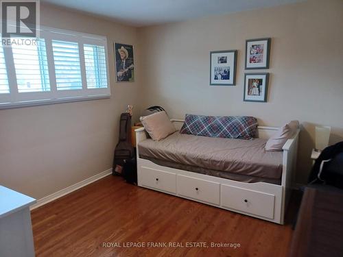 581 Digby Ave, Oshawa, ON - Indoor Photo Showing Bedroom