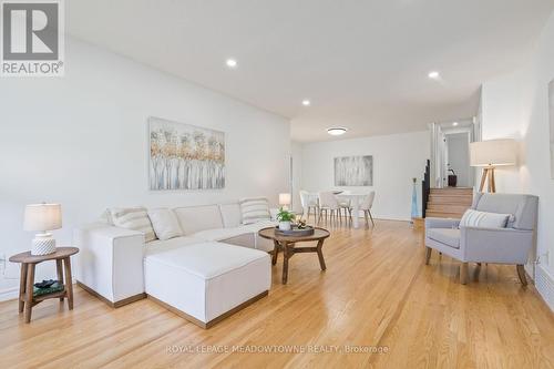30 Regan Cres, Halton Hills, ON - Indoor Photo Showing Living Room