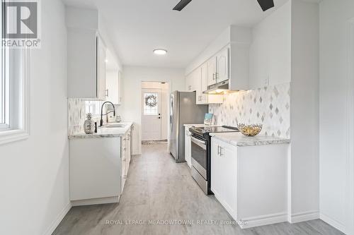 30 Regan Crescent, Halton Hills, ON - Indoor Photo Showing Kitchen With Upgraded Kitchen